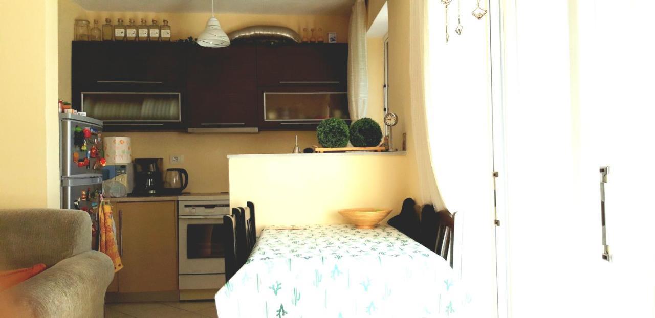 Sunny Apartment In Quiet Part Of Centre Sarandë エクステリア 写真